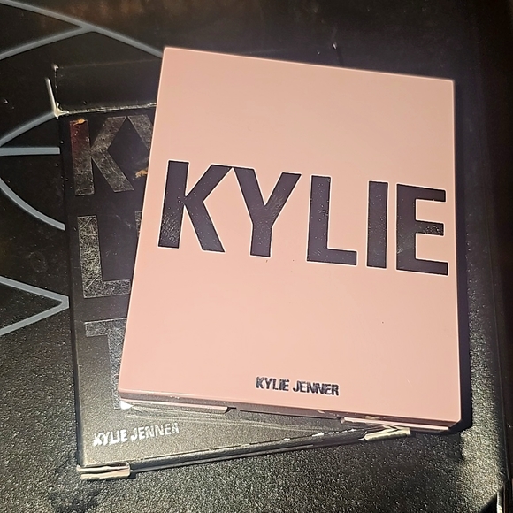 KyLight Pressed Illuminating Highlighting Powder in "Princess Please" - Picture 11 of 12